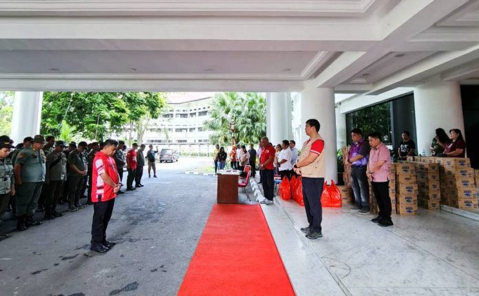 Wagub Sulut Steven Kandouw melepas tim untuk membantuk korban banjir dan tanah longsor di Manado. (Foto;istimewa)
