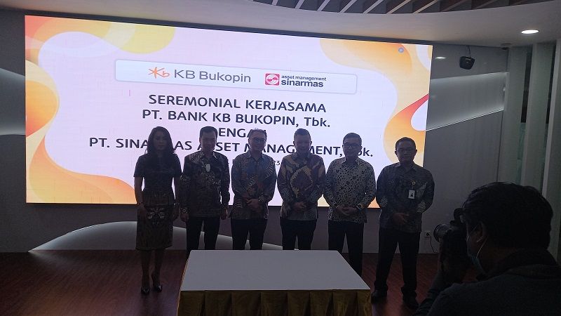 Penandatanganan nota kesepahaman antara PT Sinarmas Asset Management dan PT Bank KB Bukopin Tbk, Rabu, 1 Februari 2023. 