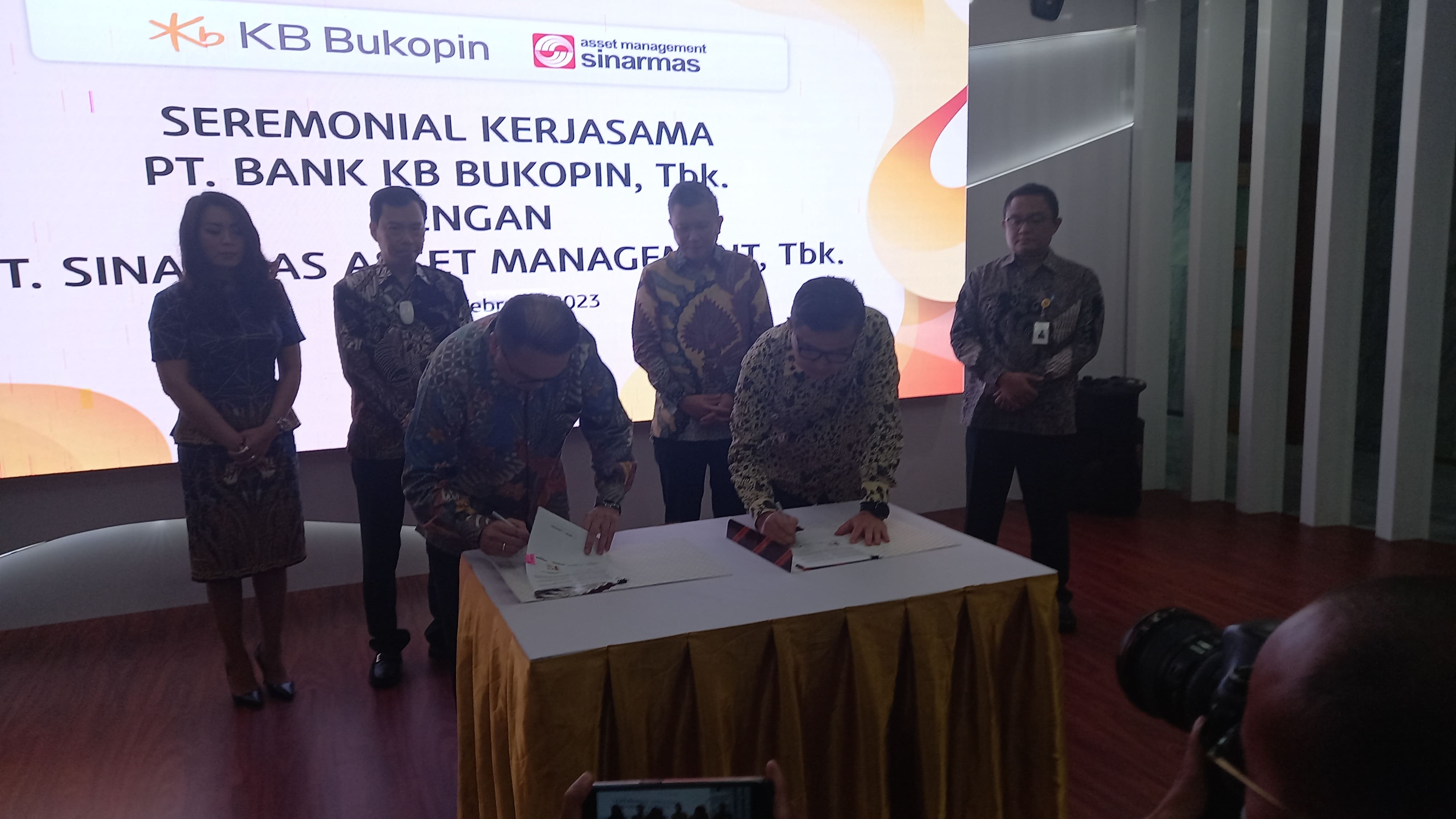 PT Bank KB Bukopin Tbk (BBKP) dan Sinarmas Asset Management menandatangani nota kesepahaman kerja sama agen efek penjual reksa dana (APERD) di Jakarta, Rabu, 1 Februari 2023. 