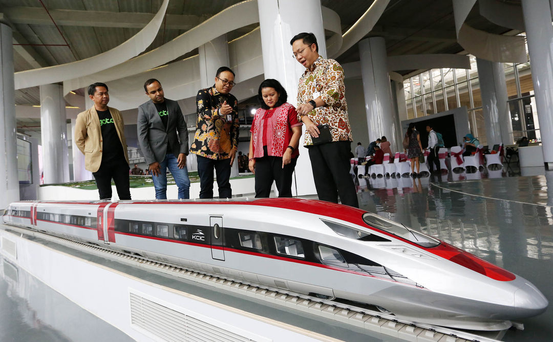 (ki-ka) Head of Indonesia Regions Gojek Gede Manggala -  Chief Transportation Officer Gojek Shobhit Singhal -  Direktur Utama KCIC Dwiyana Slamet Riyadi - Chief Public Policy & Government Relations GoTo Shinto Nugroho - Direktur PMO & Business Development KCIC Allan Tandiono  berbincang usai melakukan seremonial penandatanganan nota kesepahaman antara PT GoTo Gojek Tokopedia Tbk (IDX: GOTO) dan PT Kereta Cepat Indonesia China (PT KCIC), Rabu 1 Februari 2023. Foto : Panji Asmoro/TrenAsia