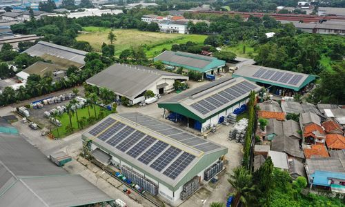 Panel surya yang terpasang di atap pabrik PT Alkindo Mitraraya dapat menekan produksi CO2 hampir sebanyak satu ton setiap tahunnya.jpg