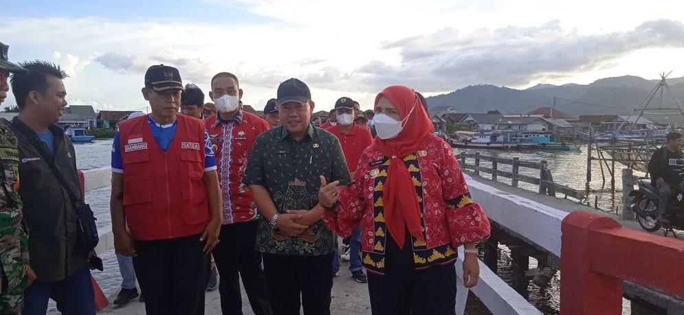 Wali Kota Bandar Lampung Eva Dwiana bersama jajaran saat memantau pembangunan jembatan pulau pasaran.