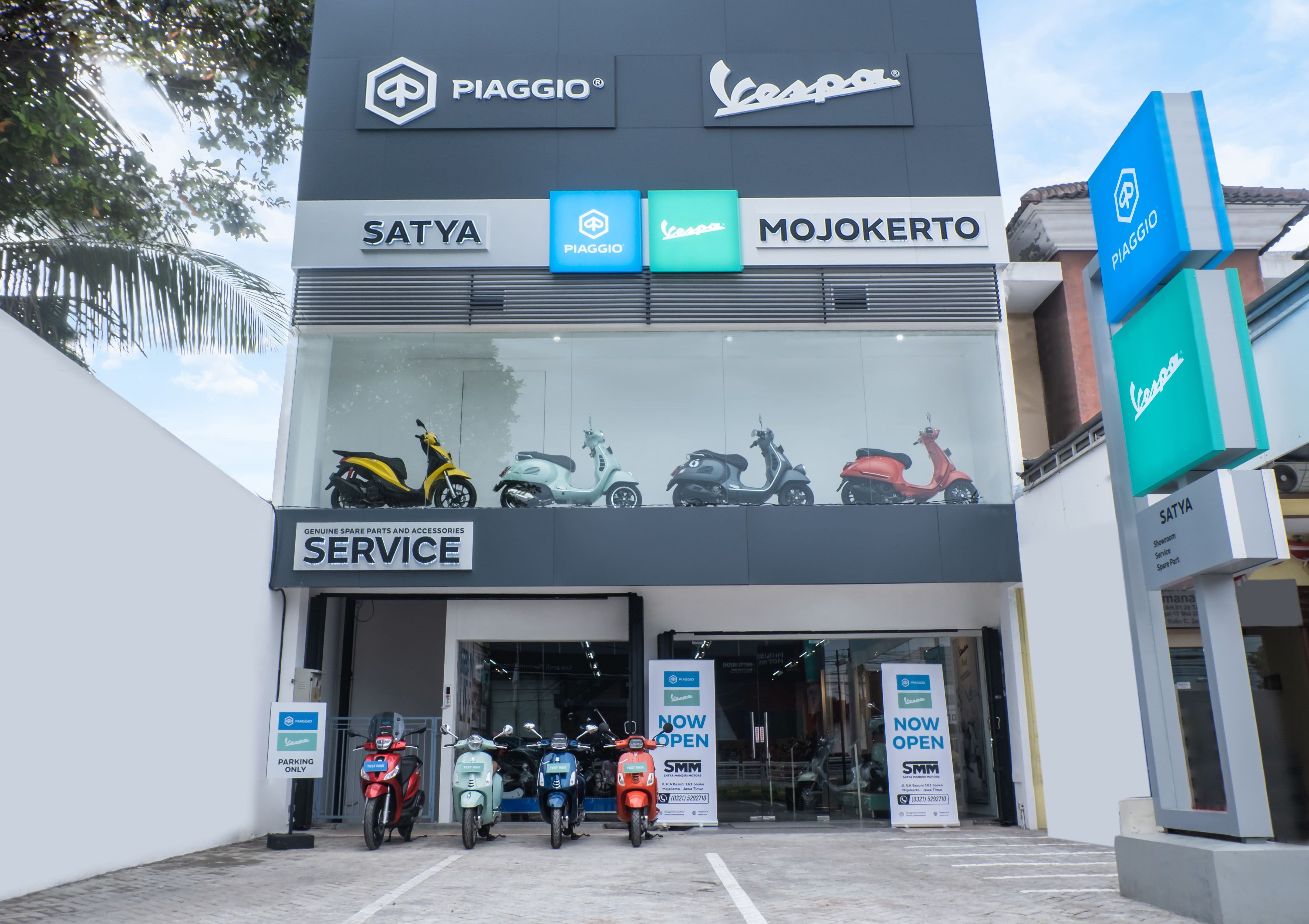 PT Piaggio Indonesia terus memperluas jaringan pemasaran di Provinsi Jawa Timur melalui pembukaan dealer terbaru Premium Motoplex 2 Brands di Jalan R.A. Basuni 161, Sooko, Mojokerto dengan menggandeng PT Satya Mandiri Motors.