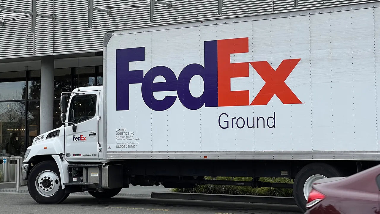 Ilustrasi kendaraan logistik FedEx