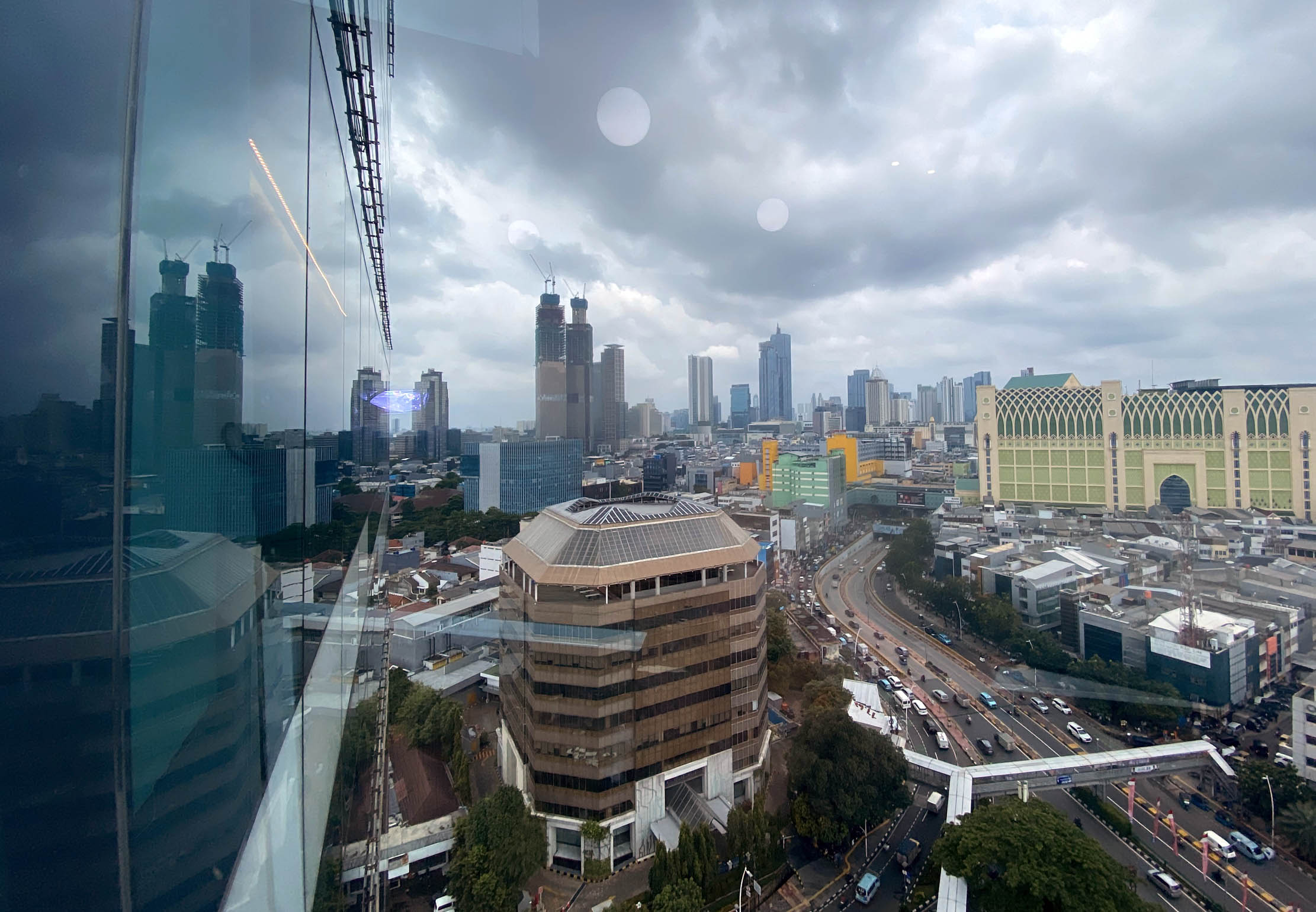 Pemandangan kepadatan Kota Jakarta yg kian hari semakin bertambah dengan pembangunan gedung-gedung dan bangunan baru baik hunian maupun kawasan bisnis, Kamis 2 Februari 2023. Foto : Panji Asmoro/TrenAsia