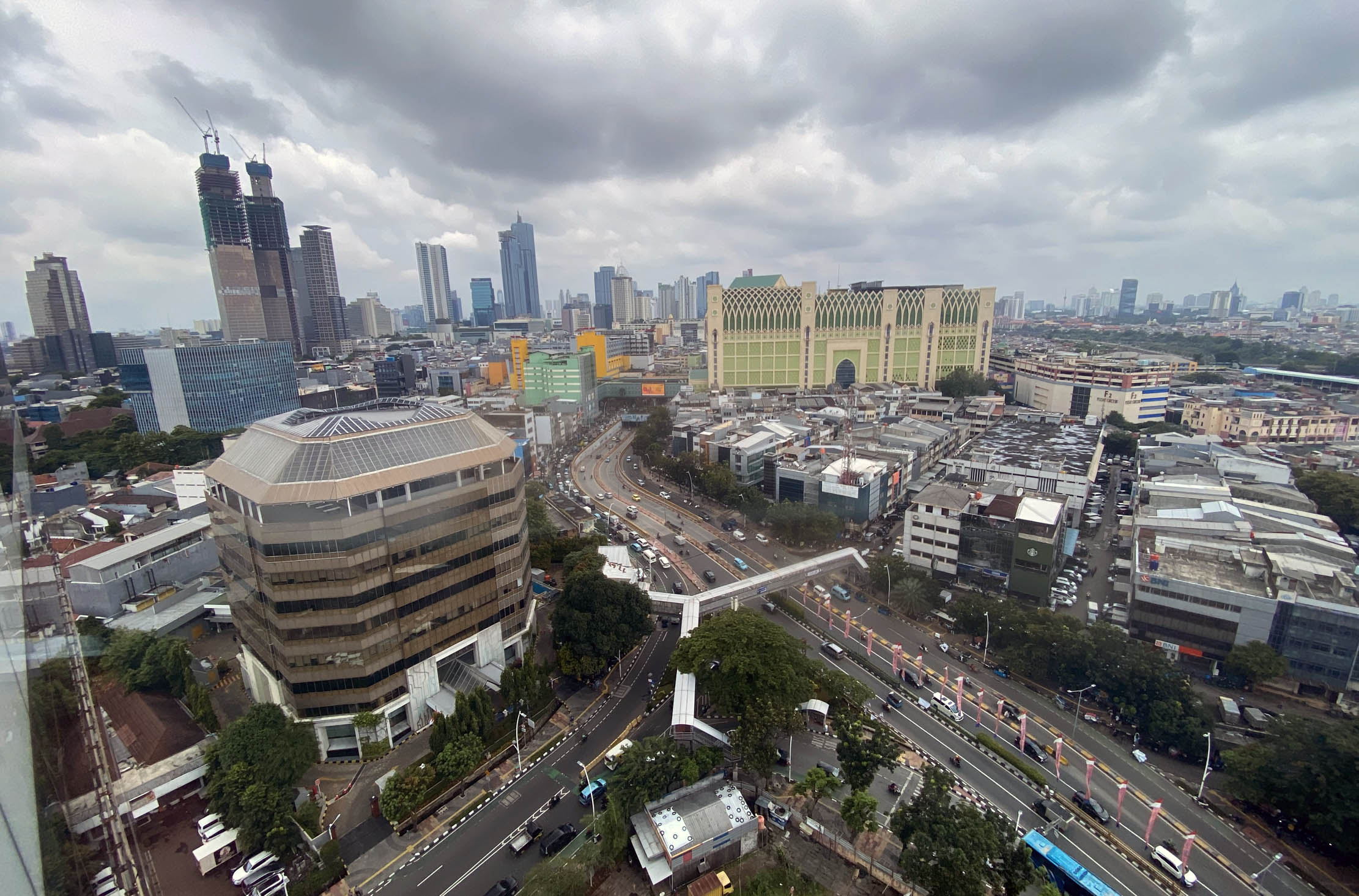 Pemandangan kepadatan Kota Jakarta yg kian hari semakin bertambah dengan pembangunan gedung-gedung dan bangunan baru baik hunian maupun kawasan bisnis, Kamis 2 Februari 2023. Foto : Panji Asmoro/TrenAsia