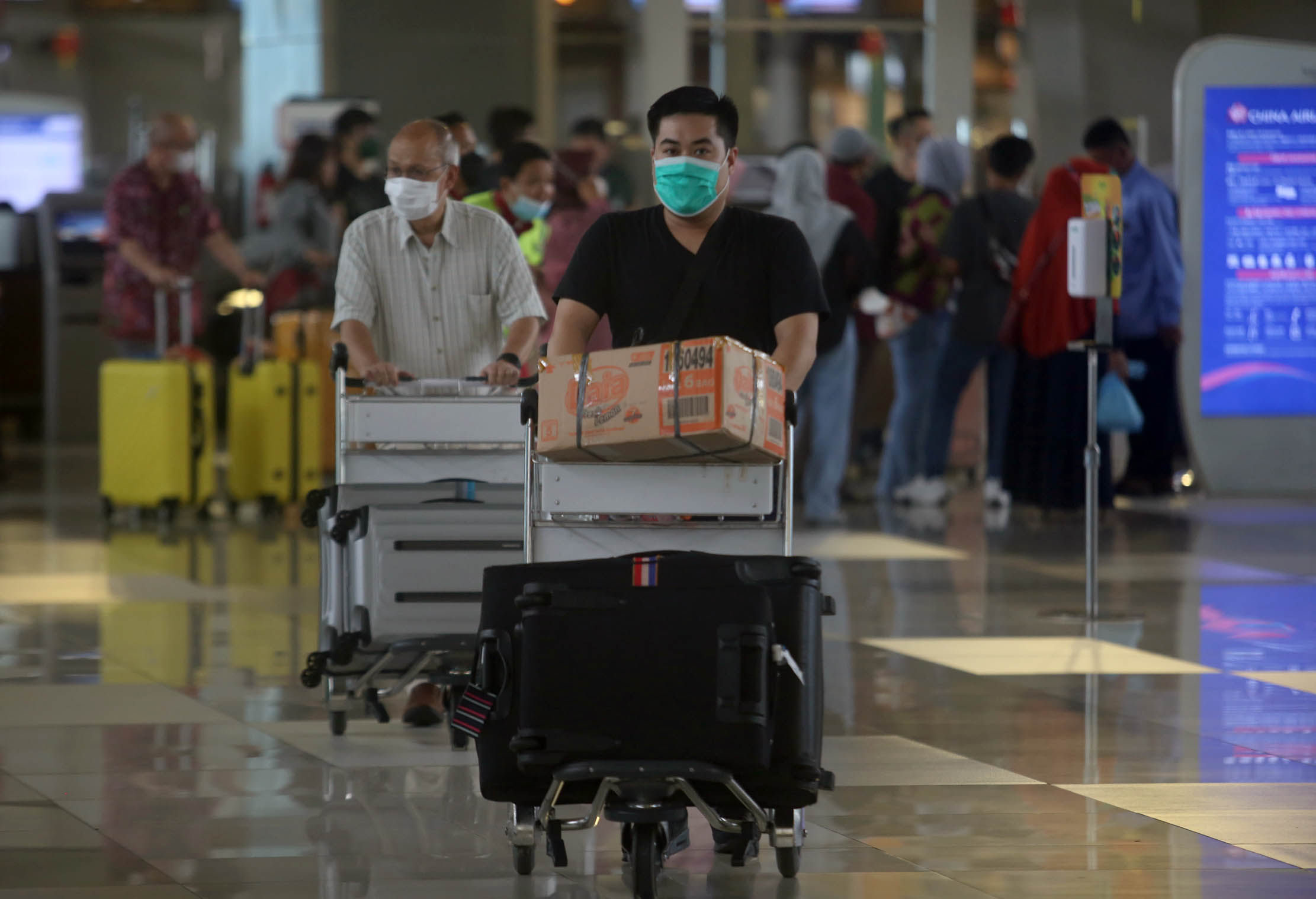 Nampak aktifitas calon penumpang pesawat di Terminal 3 Bandara Soekarno Hatta, Banten. Kamis 2 Februari 2023. Foto : Panji Asmoro/TrenAsia