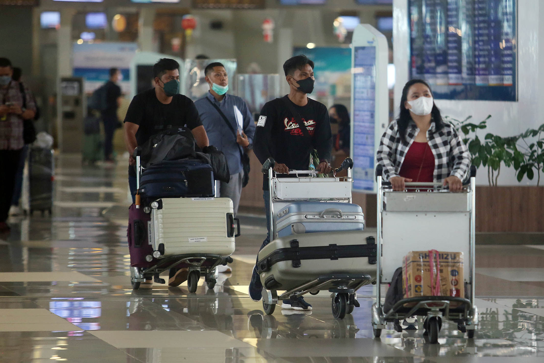 Nampak aktifitas calon penumpang pesawat di Terminal 3 Bandara Soekarno Hatta, Banten. Kamis 2 Februari 2023. Foto : Panji Asmoro/TrenAsia