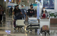 Nampak aktifitas calon penumpang pesawat di Terminal 3 Bandara Soekarno Hatta, Banten. Kamis 2 Februari 2023. Foto : Panji Asmoro/TrenAsia