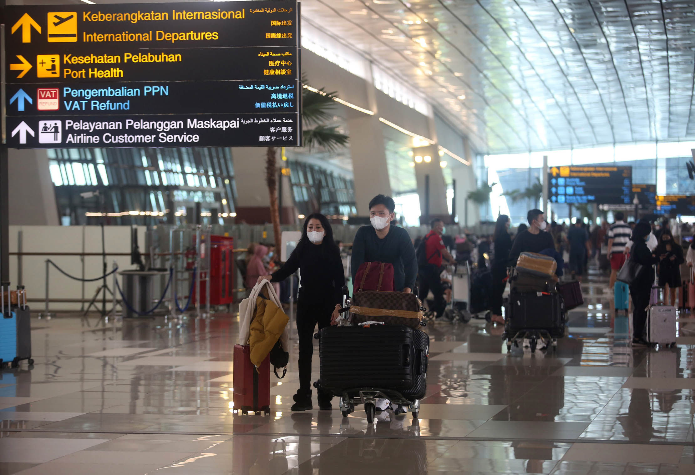 Nampak aktifitas calon penumpang pesawat di Terminal 3 Bandara Soekarno Hatta, Banten. Kamis 2 Februari 2023. Foto : Panji Asmoro/TrenAsia