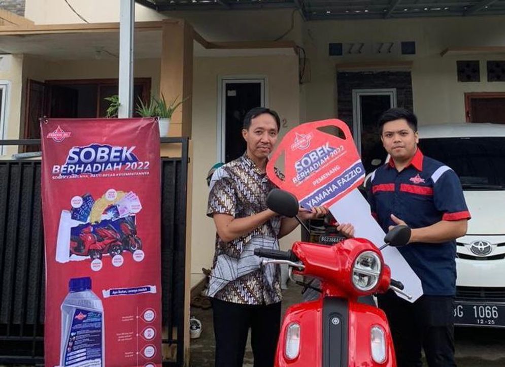 Pemenang asal Palembang Rommy Feriansyah yang mengganti pelumas motornya di Federal Oil™ Center – Benua Motor berhasil mendapatkan hadiah 1 unit Yamaha Fazzio.