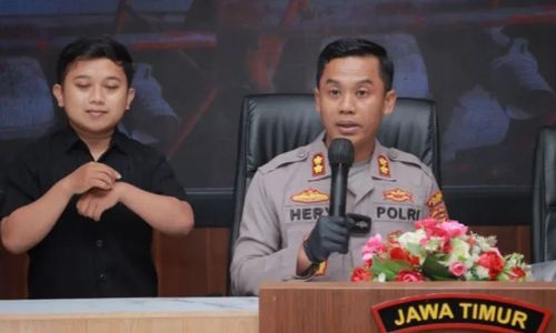 petugas kepolisian memberikan keterangan soal penculikan anak.JPG