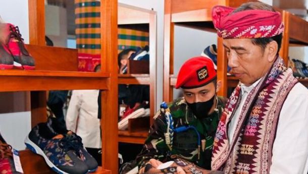 Di Sentra Tenun Jembrana, Presiden Beli Sepatu Baru, Model Kets dengan Khas Tenun Bali