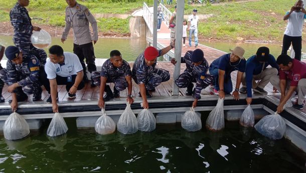 Geng 'Rewo-Rewo Flores'  Lepas 7000 Bibit Ikan Mas dan Nila di Bendungan Napun Gete