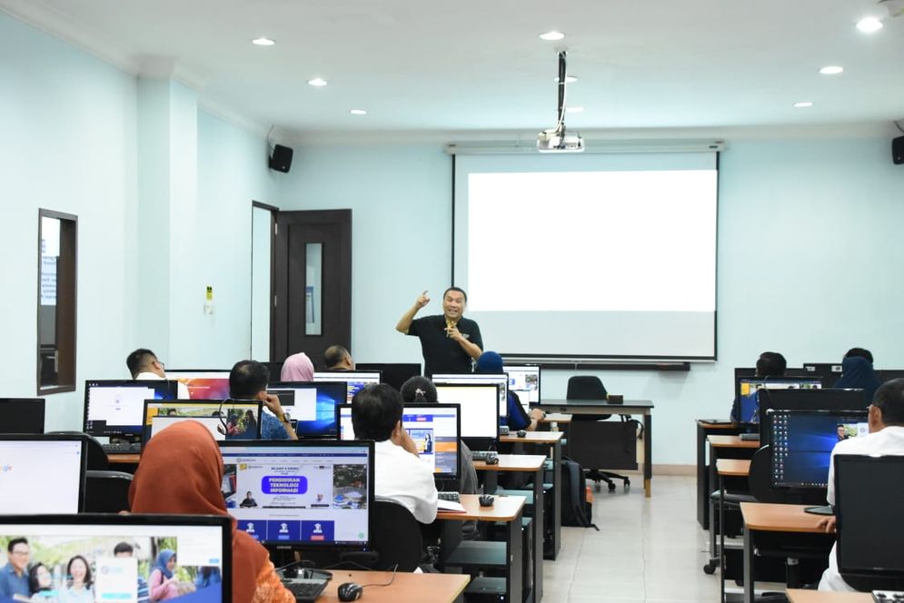 Institut Informatika dan Bisnis (IIB) Darmajaya bersama Swiss German University menggelar Workshop Cyber Security di Laboratorium Information Acces Center.