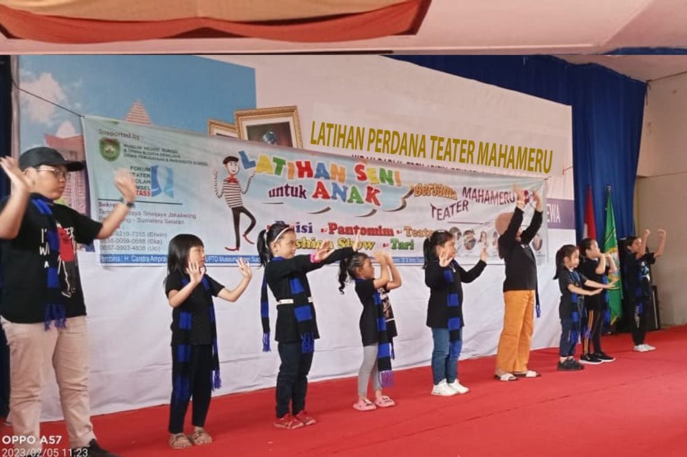 ANAK - Anak-anak yang diasuh Teater Mahameru Palembang sedang berlatih dasar pada latihan perdana, dipandu para mentor yang ditunjuk, di Aula Museum Negeri Sumsel, Minggu (5/2/2023). 