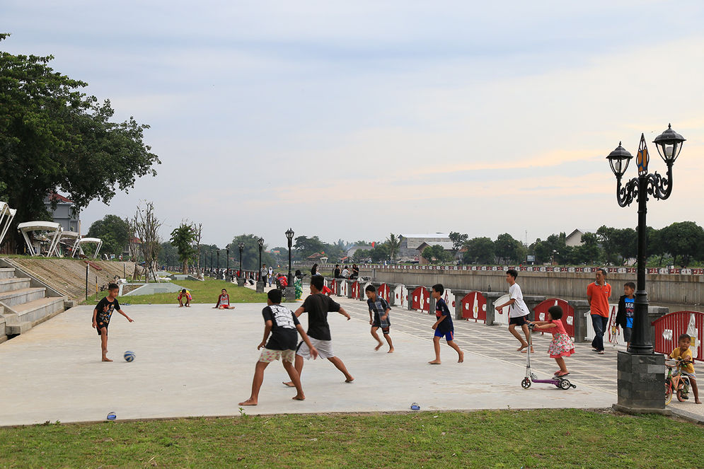 Anak-anak bermain di kawasan Taman Bendung Tirtonadi, Solo, beberapa waktu lalu. 