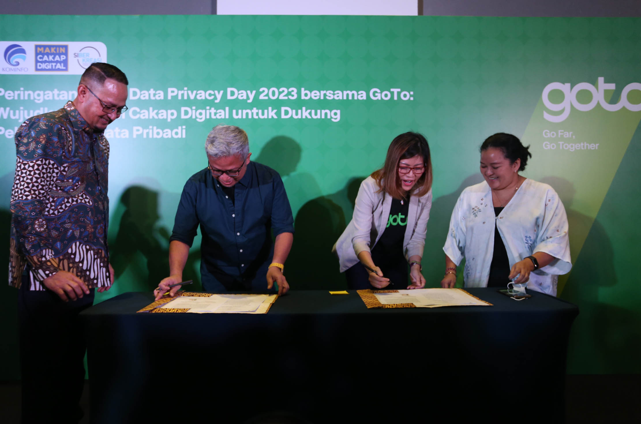 Direktur Jenderal Aplikasi Informatika Kementerian Komunikasi dan Informatika - Semuel Abrijani Pangerapan, Ketua Gerakan Nasional Literasi Digital Siberkreasi - Donny Budhi Utoyo, SVP Group Head of Data Protection and Privacy Officer (DPPO) GoTo - Leny Suwardi, dan Chief Public Policy and Government Relations GoTo - Shinto Nugroho dalam acara penandatanganan nota kesepahaman antara PT GoTo Gojek Tokopedia Tbk. (IDX: GOTO) dengan Gerakan Nasional Literasi Digital Siberkreasi, Senin 6 Februari 2023. Foto : Panji Asmoro/TrenAsia