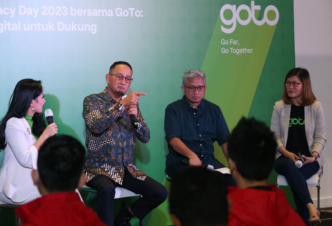 Direktur Jenderal Aplikasi Informatika Kementerian Komunikasi dan Informatika - Semuel Abrijani Pangerapan, Ketua Siberkreasi - Donny Budhi Utoyo, dan SVP Group Head of Data Protection and Privacy Officer (DPPO) GoTo - Leny Suwardi dalam sesi talkshow acara Peringatan World Data Privacy Day 2023 bersama GoTo, Senin 6 Februari 2023. Foto : Panji Asmoro/TrenAsia