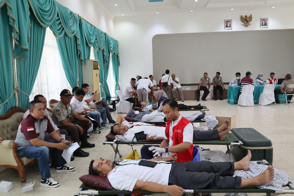 Sebanyak 64 kantong darah terkumpul pada aksi sosial yang diadakan di GSG Kolaboratif Kantor Direksi Bandar Lampung pada Selasa, 7 Februari 2023.