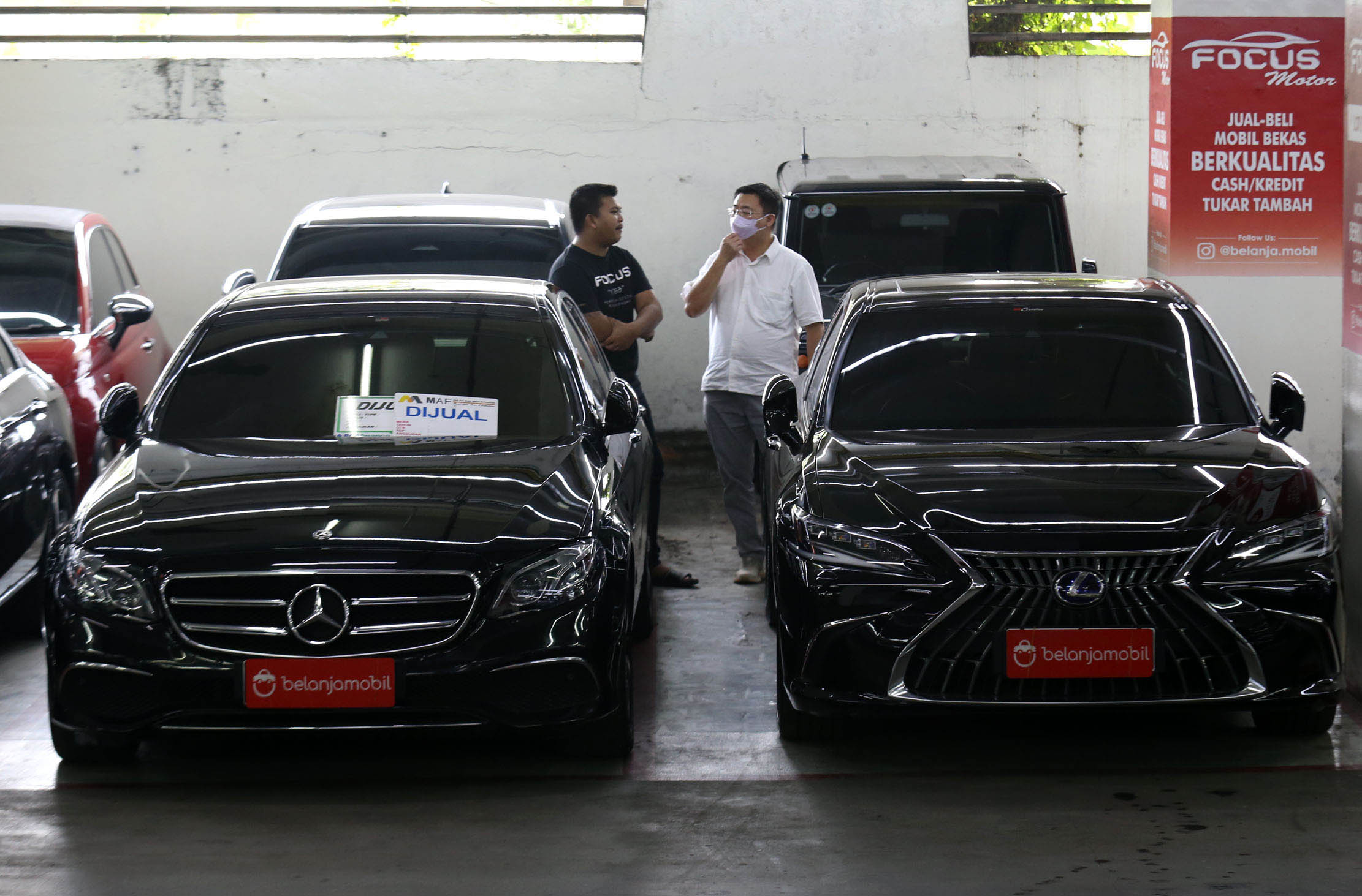 Nampak karwayan tengah berbincang dengan konsumen di salah satu showroom mobil bekas yg dikelola platform Belanja Mobil di kawasan Mangga Dua, Jakarta Utara. Rabu 8 Februari 2023. Foto : Panji Asmoro/TrenAsia