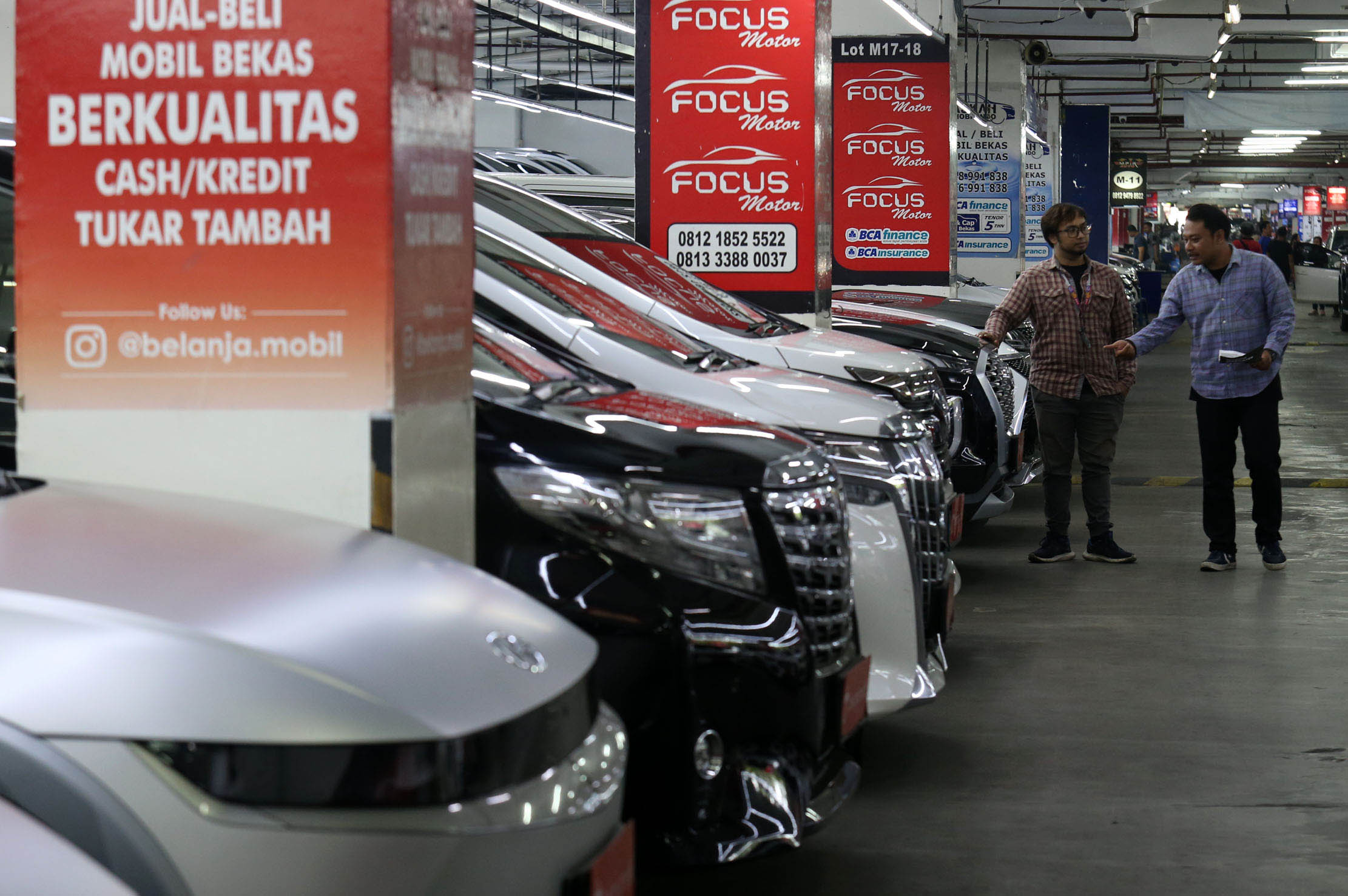 Nampak karwayan tengah berbincang dengan konsumen di salah satu showroom mobil bekas yg dikelola platform Belanja Mobil di kawasan Mangga Dua, Jakarta Utara. Rabu 8 Februari 2023. Foto : Panji Asmoro/TrenAsia