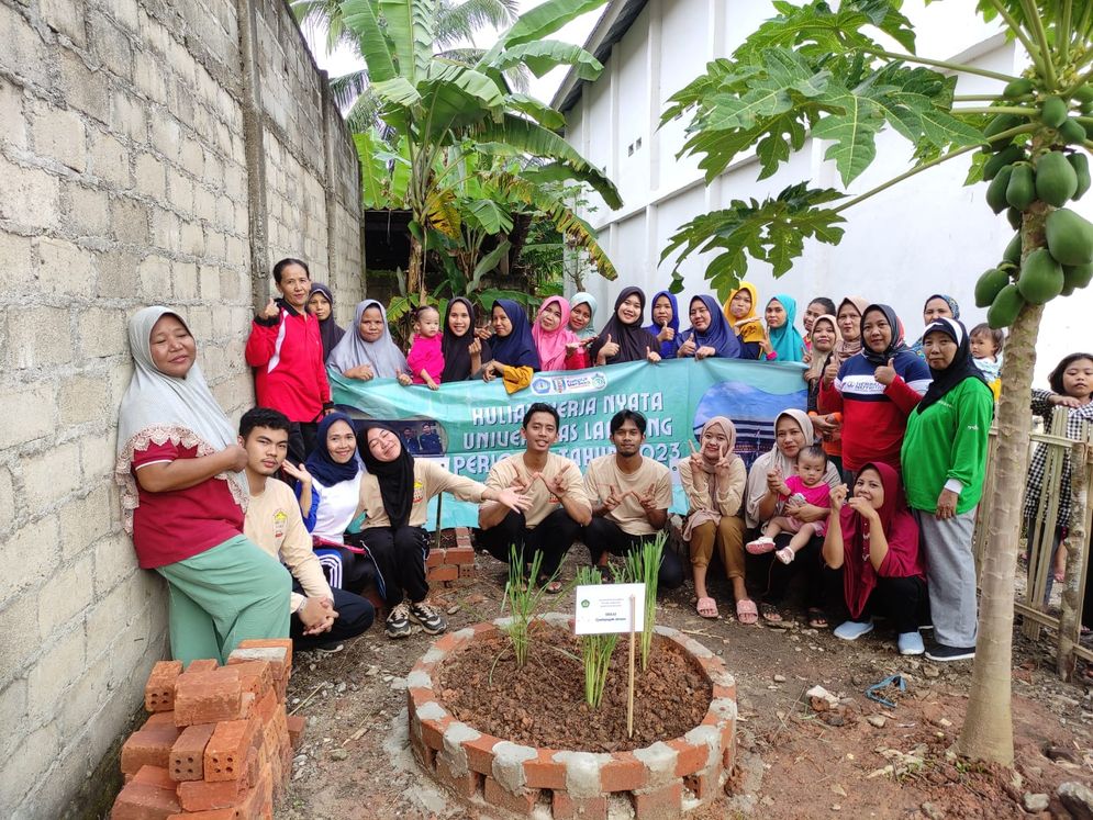 Mahasiswa Kuliah Kerja Nyata (KKN) Universitas Lampung menciptakan taman apotek hidup pada pekarangan warga di Kampung Negararatu, Kecamatan Pakuan Ratu, Kabupaten Waykanan.