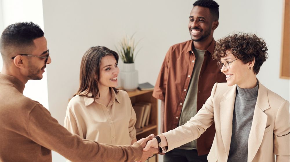 Ilustrasi berkenalan kenalan teman salaman berjabat tangan