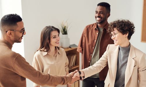 Ilustrasi berkenalan kenalan teman salaman berjabat tangan
