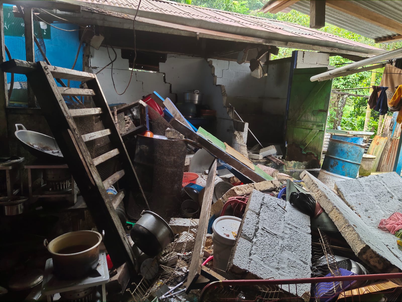 Potret kerusakan akibat gempa bumi yang menimpa kota Jayapura. (Foto : Twitter BNPB)