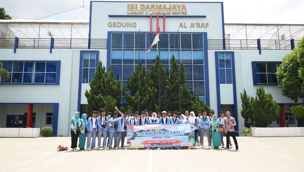 Pelajar SMK Bima Sakti Lampung Timur Kunjungan Industri ke IIB Darmajaya