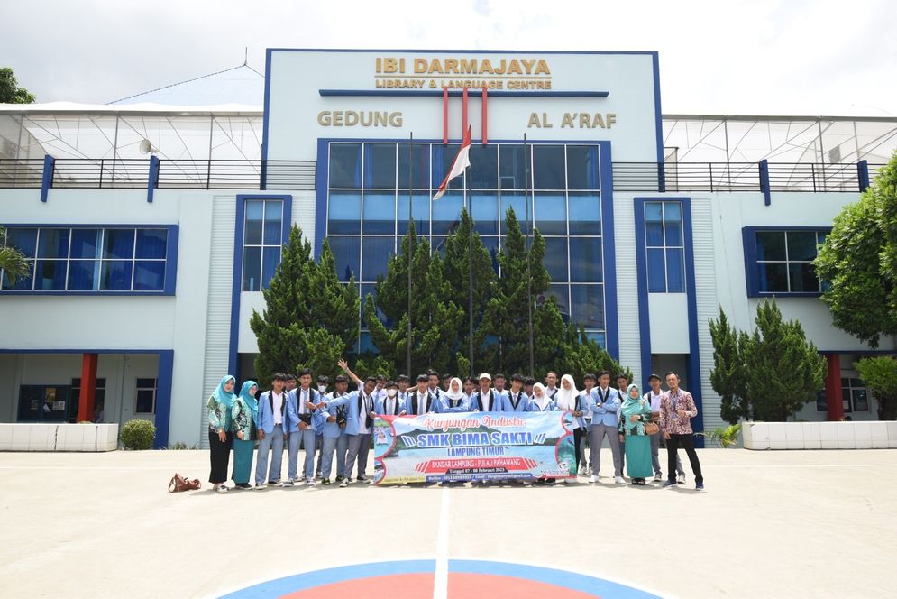 SMK Bima Sakti Batanghari Nuban, Lampung Timur melakukan kunjungan industri ke Institut Informatika dan Bisnis (IIB) Darmajaya pada Rabu, 8 Januari 2023.