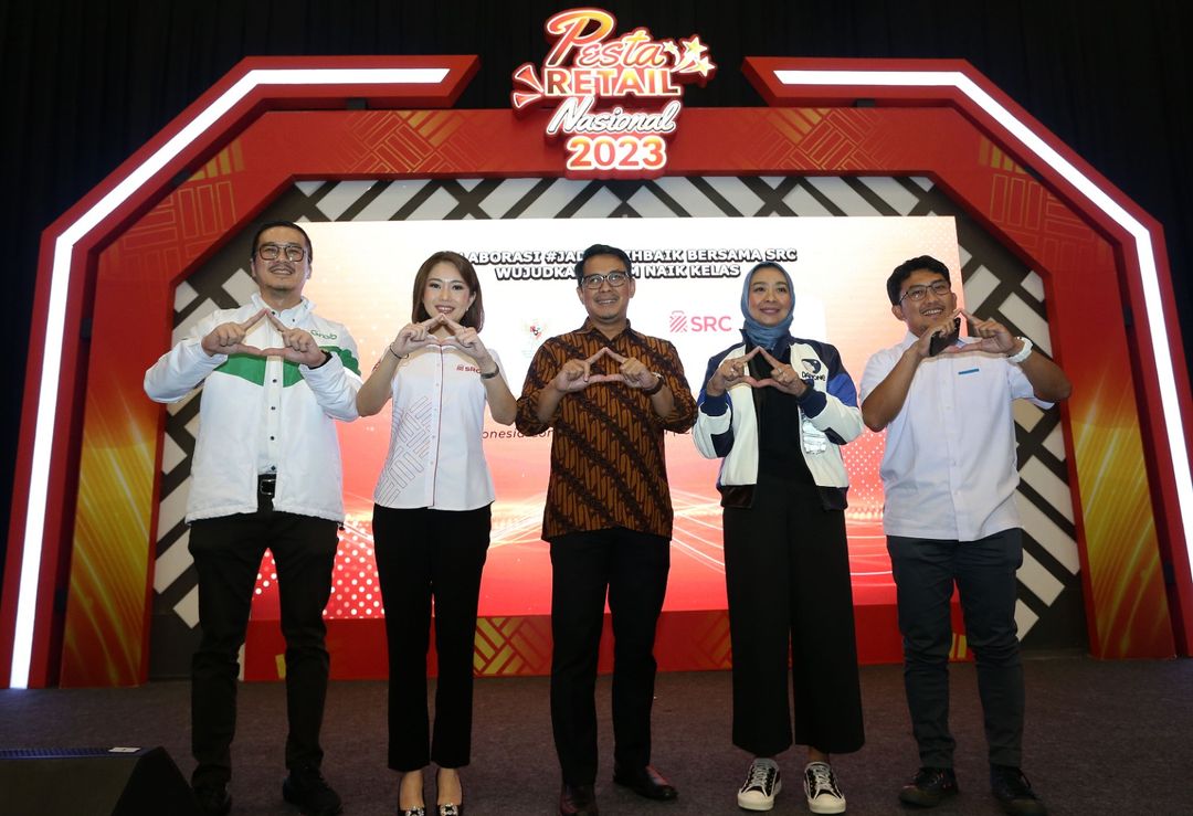 Direktur PT SRC Indonesia Sembilan Rima Tanago (kedua kiri), Asisten Deputi Pemberdayaan Ekonomi Masyarakat Dan Kewirausahaan Kemenko Perekonomian Chairul Saleh (tengah), VP General Secretary Danone Aqua Vera Galuh Sugijanto (kedua kanan),  Division Head Mass Funding Division BRI Kicky Andrie Davetra (kanan), Director of Grab for Business Grab Indonesia Roy Nugroho (kiri) pada Diskusi Media “Kolaborasi #Jadilebihbaik Bersama SRC, Wujudkan UMKM Naik Kelas”, di ICE BSD, Tangerang, Kamis 9 Februari 2023. Foto : Panji Asmoro/TrenAsia