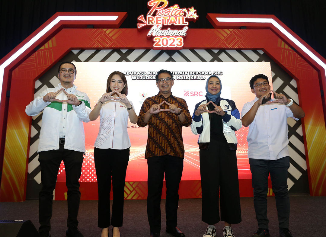 Direktur PT SRC Indonesia Sembilan Rima Tanago (kedua kiri), Asisten Deputi Pemberdayaan Ekonomi Masyarakat Dan Kewirausahaan Kemenko Perekonomian Chairul Saleh (tengah), VP General Secretary Danone Aqua Vera Galuh Sugijanto (kedua kanan),  Division Head Mass Funding Division BRI Kicky Andrie Davetra (kanan), Director of Grab for Business Grab Indonesia Roy Nugroho (kiri) pada Diskusi Media “Kolaborasi #Jadilebihbaik Bersama SRC, Wujudkan UMKM Naik Kelas”, di ICE BSD, Tangerang, Kamis 9 Februari 2023. Foto : Panji Asmoro/TrenAsia