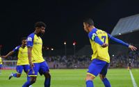 Cristiano Ronaldo (kanan) merayakan gol bersama rekannya saat Al Nassr membekuk Al Wehda dengan skor 4-0 di Mekah, Kamis 9 Februari 2023 waktu setempat.