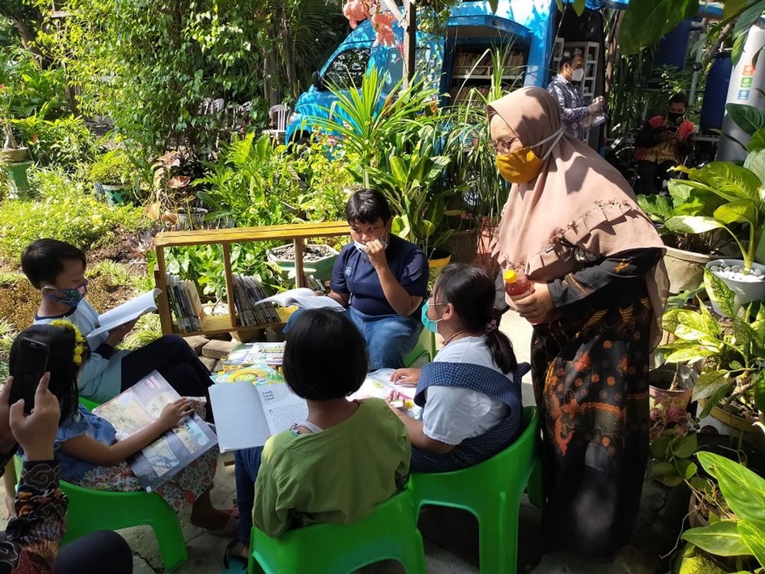 Anak-anak beraktivitas di sebuah taman baca di Surabaya belum lama ini.