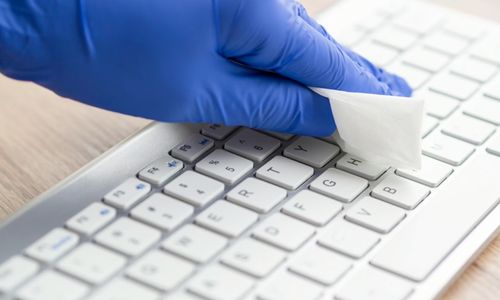 Cegah Kerusakan Laptop, Begini Cara Tepat Membersihkan Keyboard