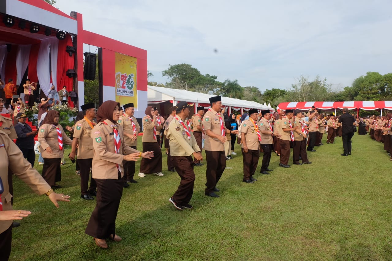 sebanyak 600 anggota pramuka menari Maumera secara bersama-sama. Ikut serta Ketua Kwarcab dan pimpinan OPD bergabung menari, Jumat (10/2/2023)