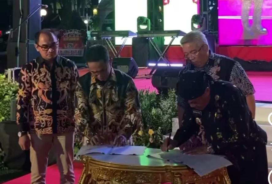 Penandatanganan kerja sama penyediaan material untuk pembangunan IKN antara Perumda Balikpapan dan Perumda Gorontalo berlangsung di malam syukuran HUT Ke-126 Kota Balikpapan.