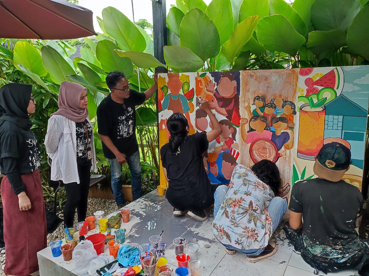 Kegiatan mural di Stay Lounge.