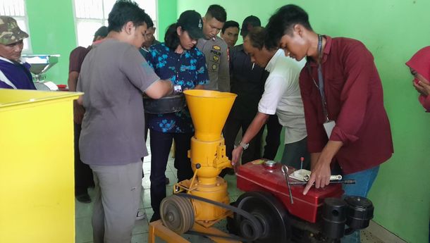 Mahasiswa KKN dan KPK Unila Edukasi Pembuatan Pakan Ikan