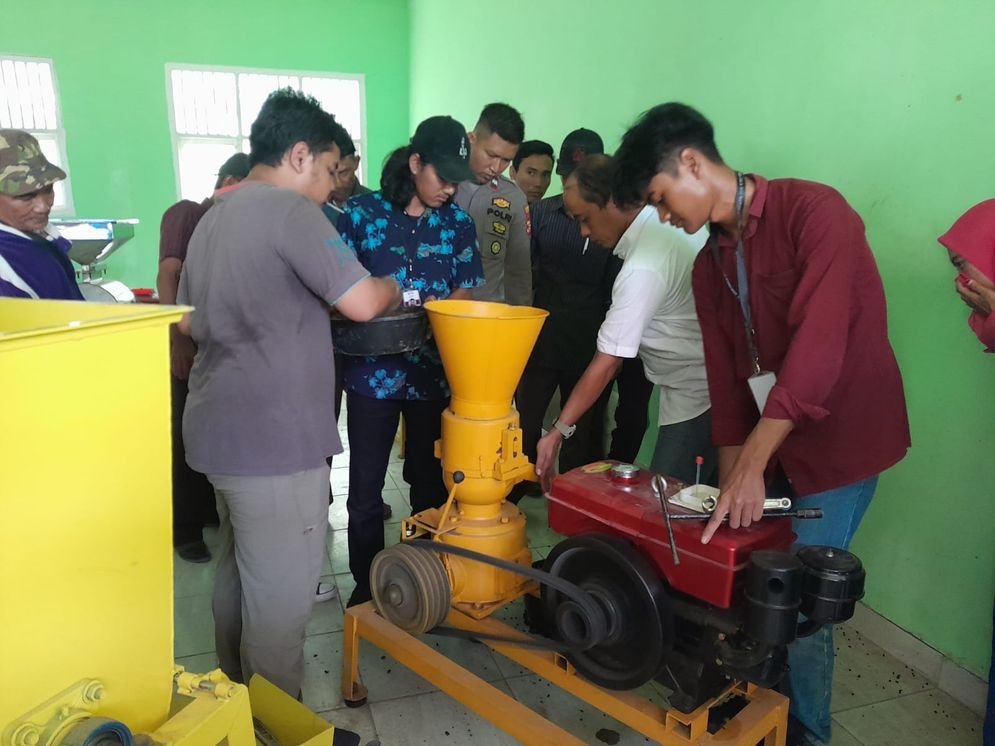 Pelatihan pembuatan pakan ikan tawar oleh mahasiswa KKN dan KPK Fakultas Pertanian Unila di Pakuan Ratu.