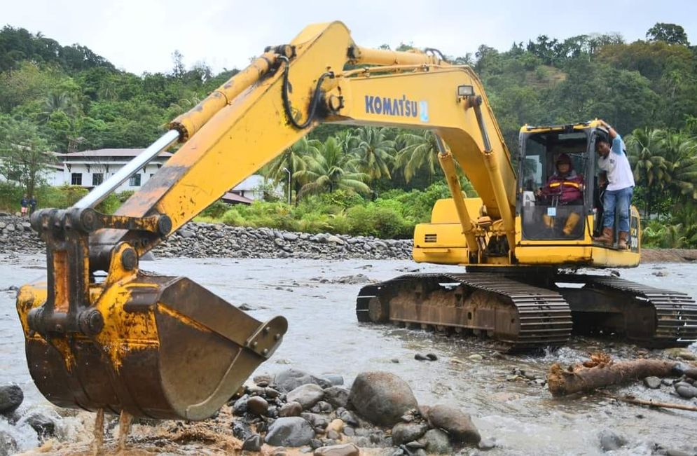 Pengerukan Sungai Batu Busuak, Kota Padang, Sumatera Barat.