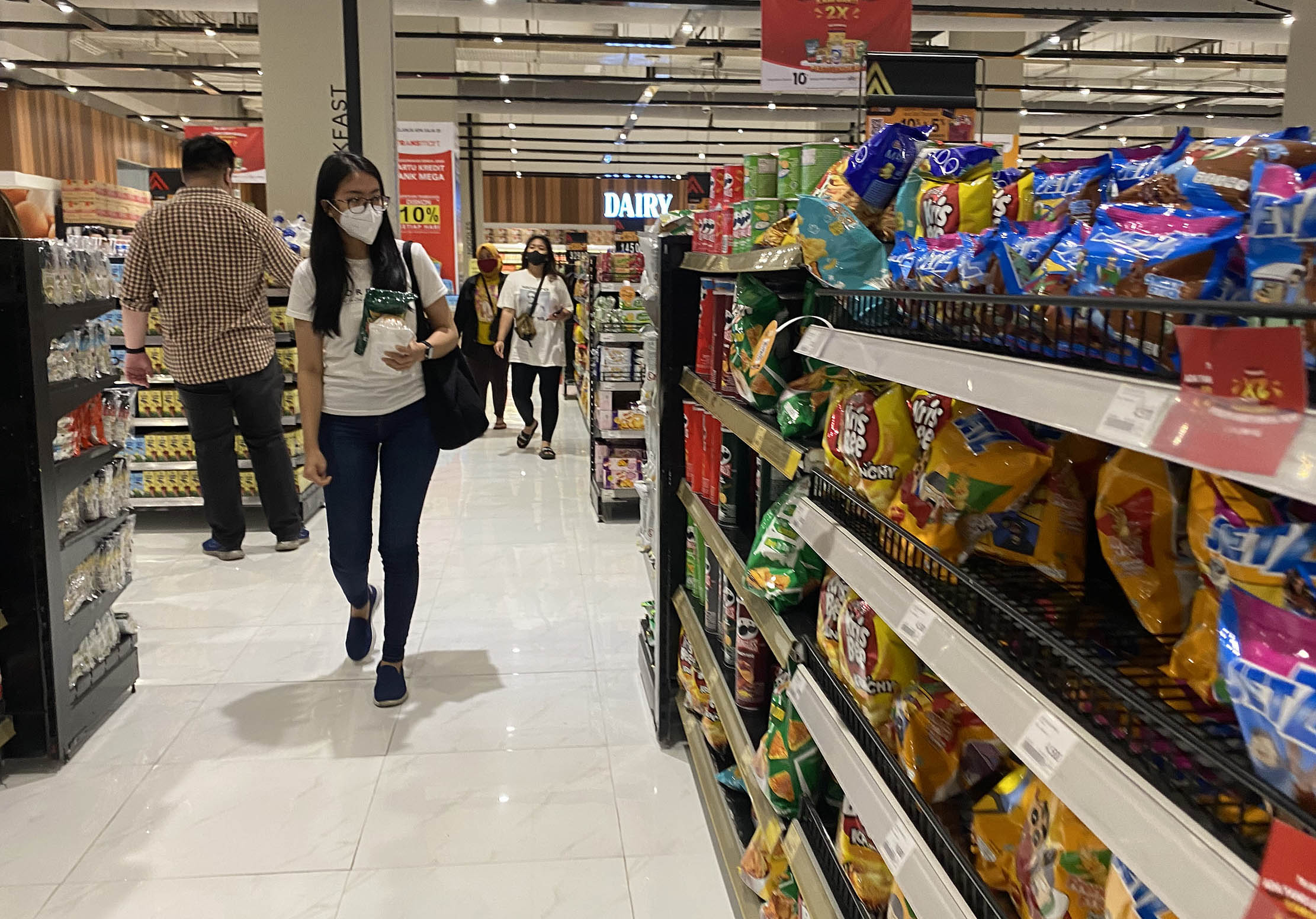 Nampak pengunjung tengah berbelanja di sebuah gerai Transmart, Senin 14 Februari 2023. Foto : Panji Asmoro/TrenAsia