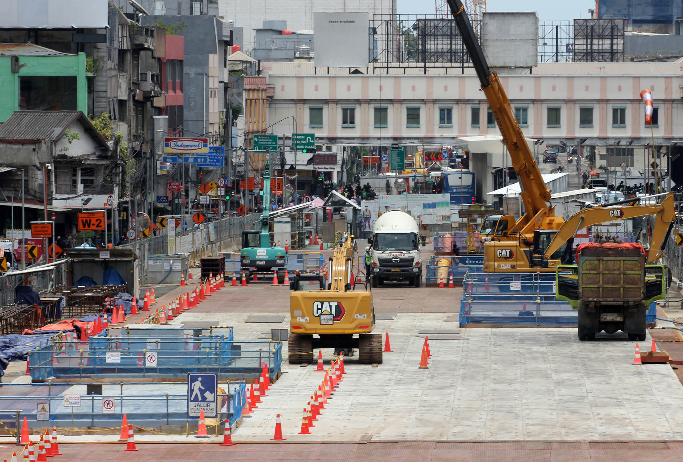 Nampak sejumlah pekerja tengah menyelesaikan proyek MRT Fase 2 di kawasan Harmoni - Glodok, Senin 13 Februari 2023. Foto : Panji Asmoro/TrenAsia