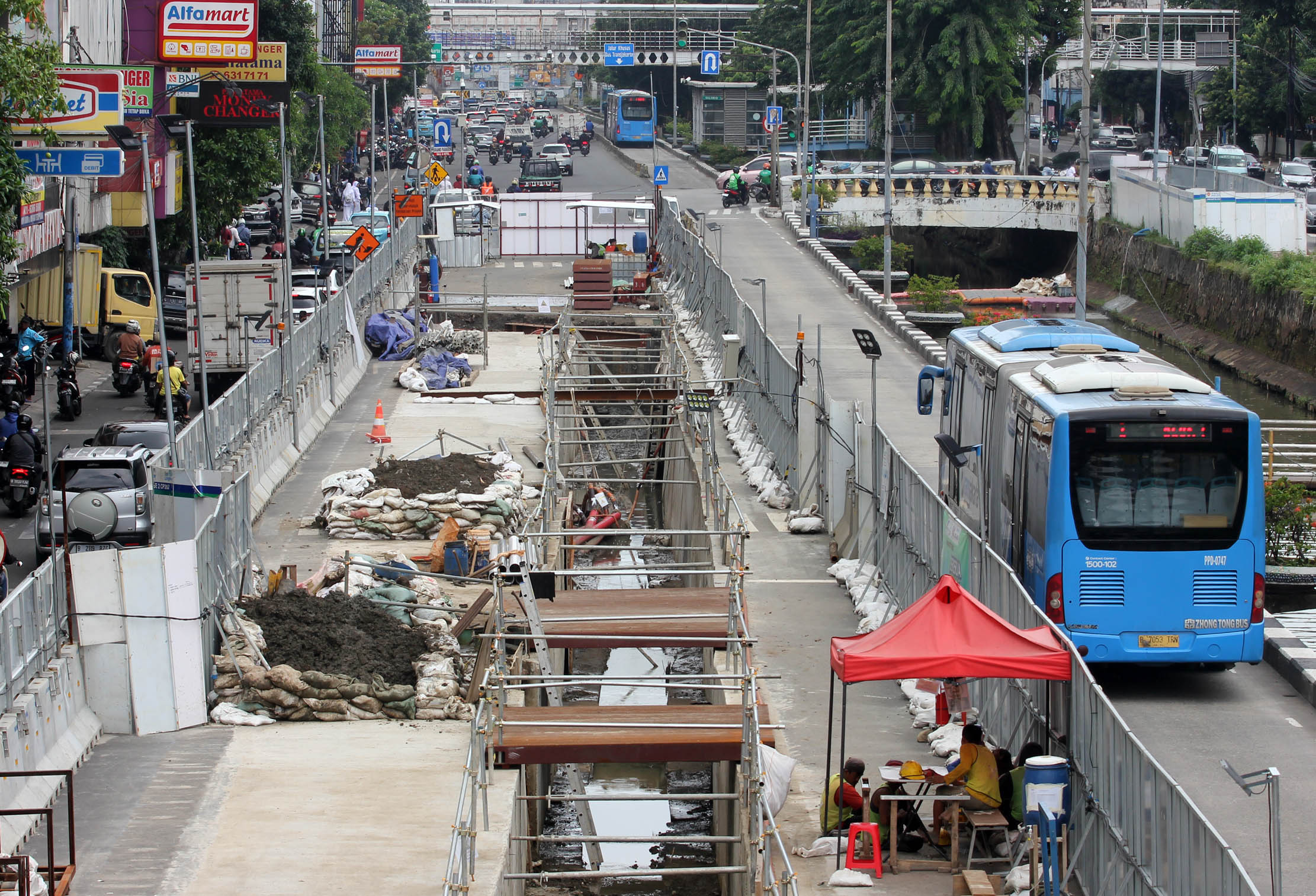 Nampak sejumlah pekerja tengah menyelesaikan proyek MRT Fase 2 di kawasan Harmoni - Glodok, Senin 13 Februari 2023. Foto : Panji Asmoro/TrenAsia