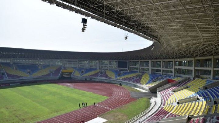 Penampakan tribun di Stadion Manahan, Solo.