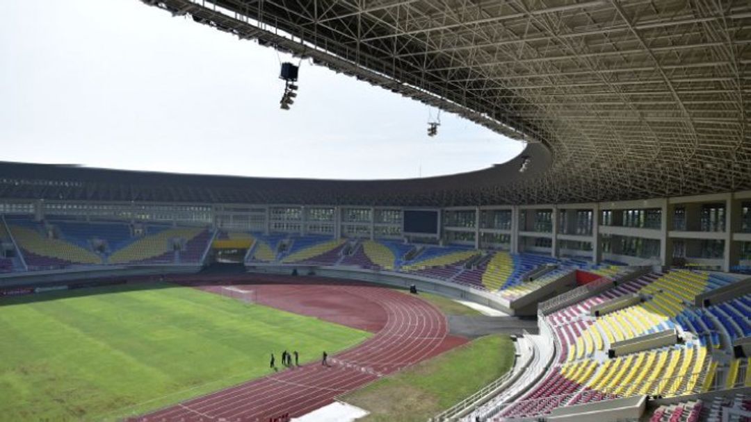 Penampakan tribun di Stadion Manahan, Solo.