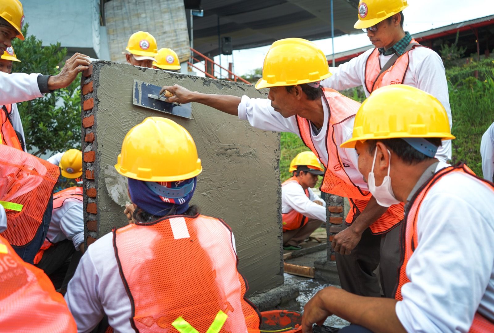 Tenaga konstruksi mempraktikkan acian dinding saat pelatihan Ahli Konstruksi (AKSI) di Cafe Abundacio, Kabupaten Malang, Jawa Timur, minggu lalu.