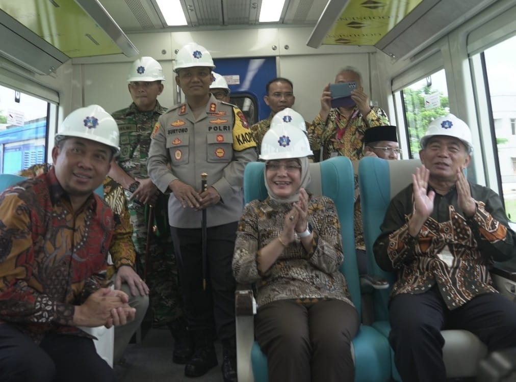 Menko PMK, Muhadjir Effendy (kanan) dan Direktur Jenderal Pendidikan Vokasi (Dirjen Diksi), Kemendikbudristek, Kiki Yuliati mencoba naik kereta usai meresmikan gedung laboratorium perkeretaapian yang berlokasi di Politeknik Negeri Madiun (PNM).